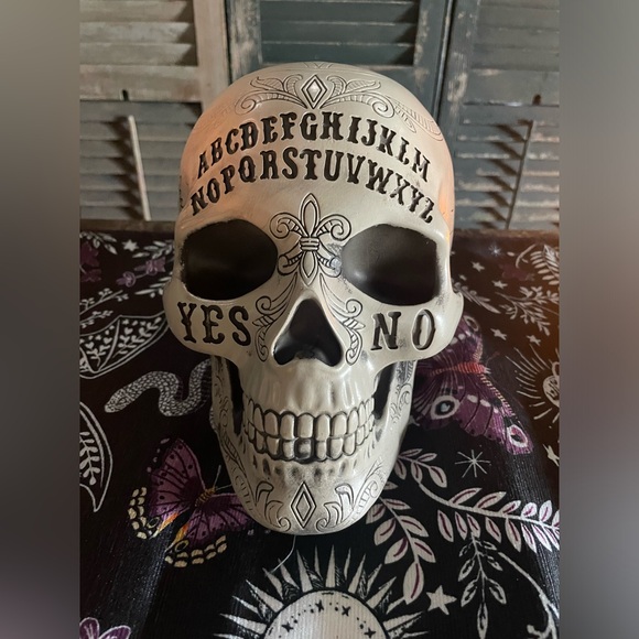 NWOT OUIJA Black And White Resin Skull Gothic Halloween 🌞🖤💀🖤🌙 - Picture 1 of 9